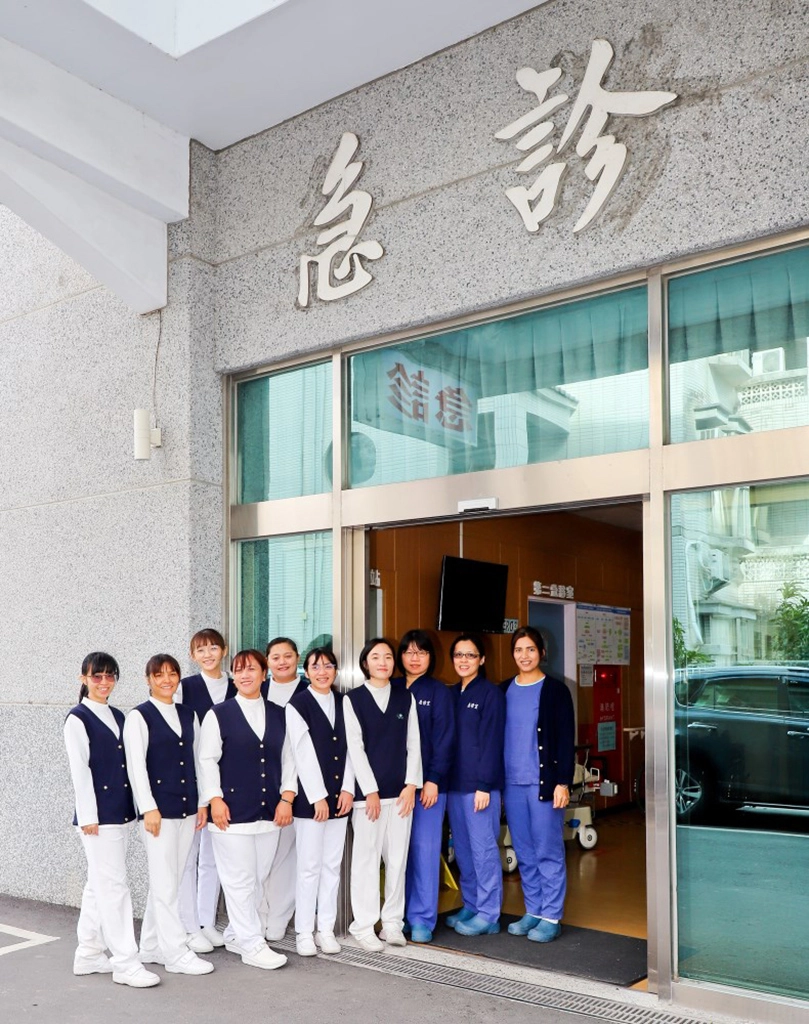 急診護理師群，左起：沈譽蓁、邱玉涵護理長、羅翠雯、馬美蘭、黃淑樺、吳雙、謝宜君、李玉萍、邱梅雯、胡竹妗。（攝影：謝自富）