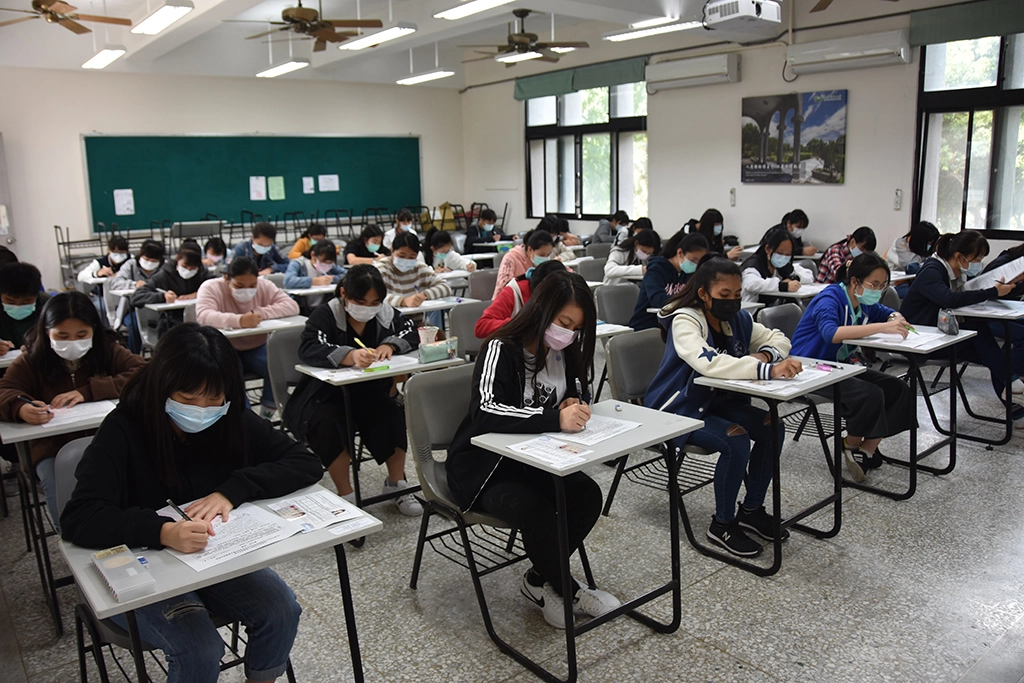 考生認真應考。