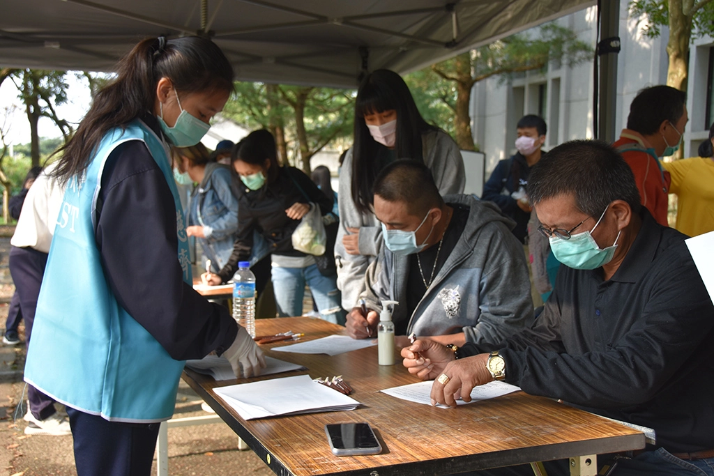 考生和家長填寫旅遊史、健康調查表。