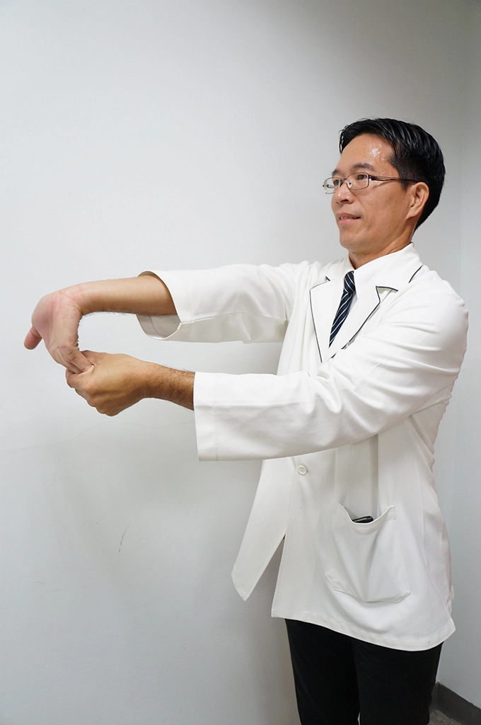 張開手掌後扳