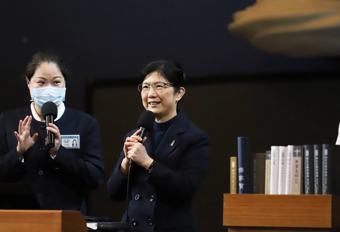 透過10種語言，共有全球52個國家參與慈濟精進日線上共修，慈濟志工呂慈悅(右)分享讀書會心得。