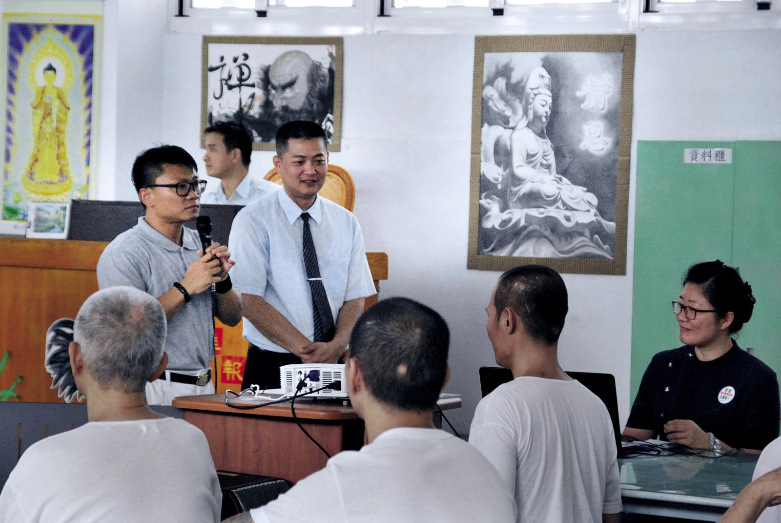 圖：楊志偉（左一）與高肇良（左二）到獄所分享，現身說法讓收容人知道回頭永遠不嫌遲。