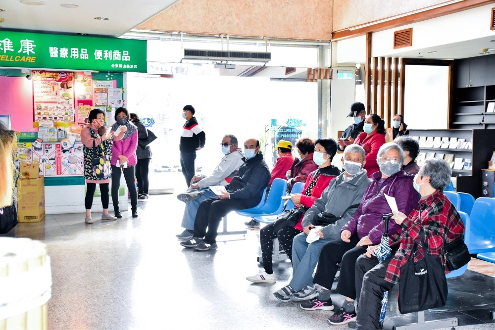 經宣導，關山地方民眾均能配合院方執行防疫並配戴口罩就醫。
