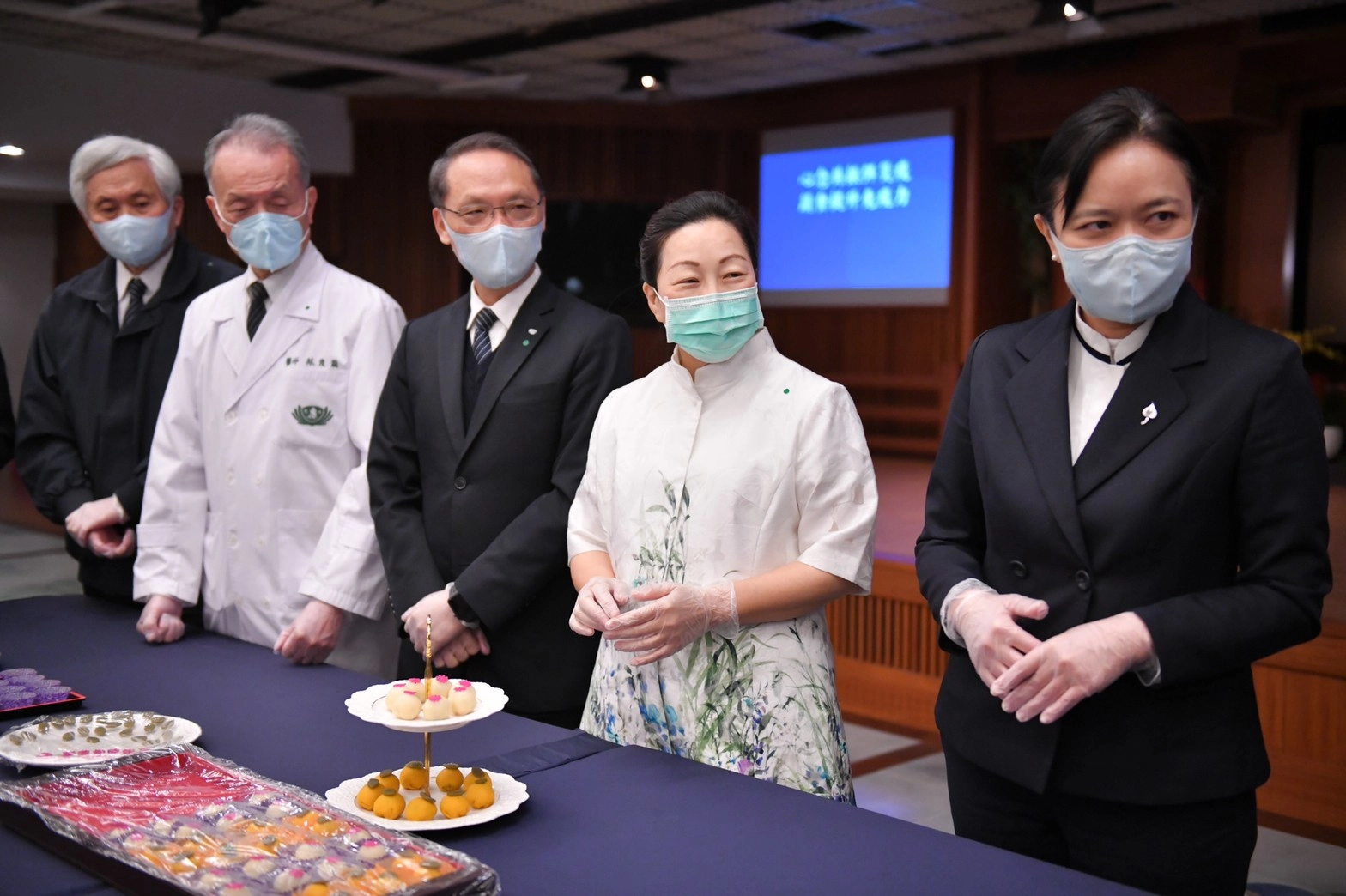 縣長徐榛蔚為醫護人員加油打氣，親自製作淨斯莓果和果子與淨斯薑黃和果子。