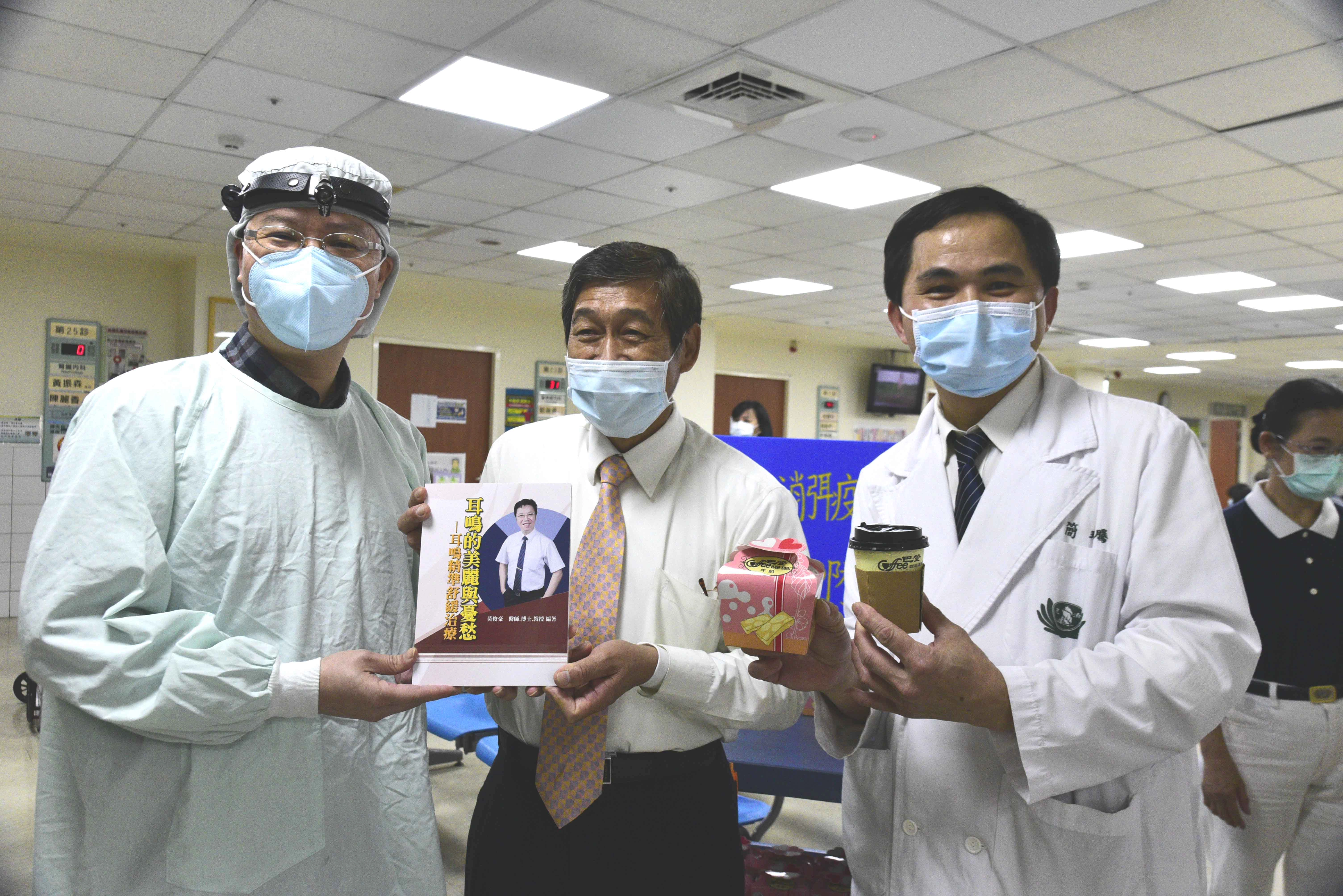 斗六慈院院長簡瑞騰感恩在地企業傳播愛心。右圖:張萊恩社長分享台灣典藏紀念杯圖案的意義。