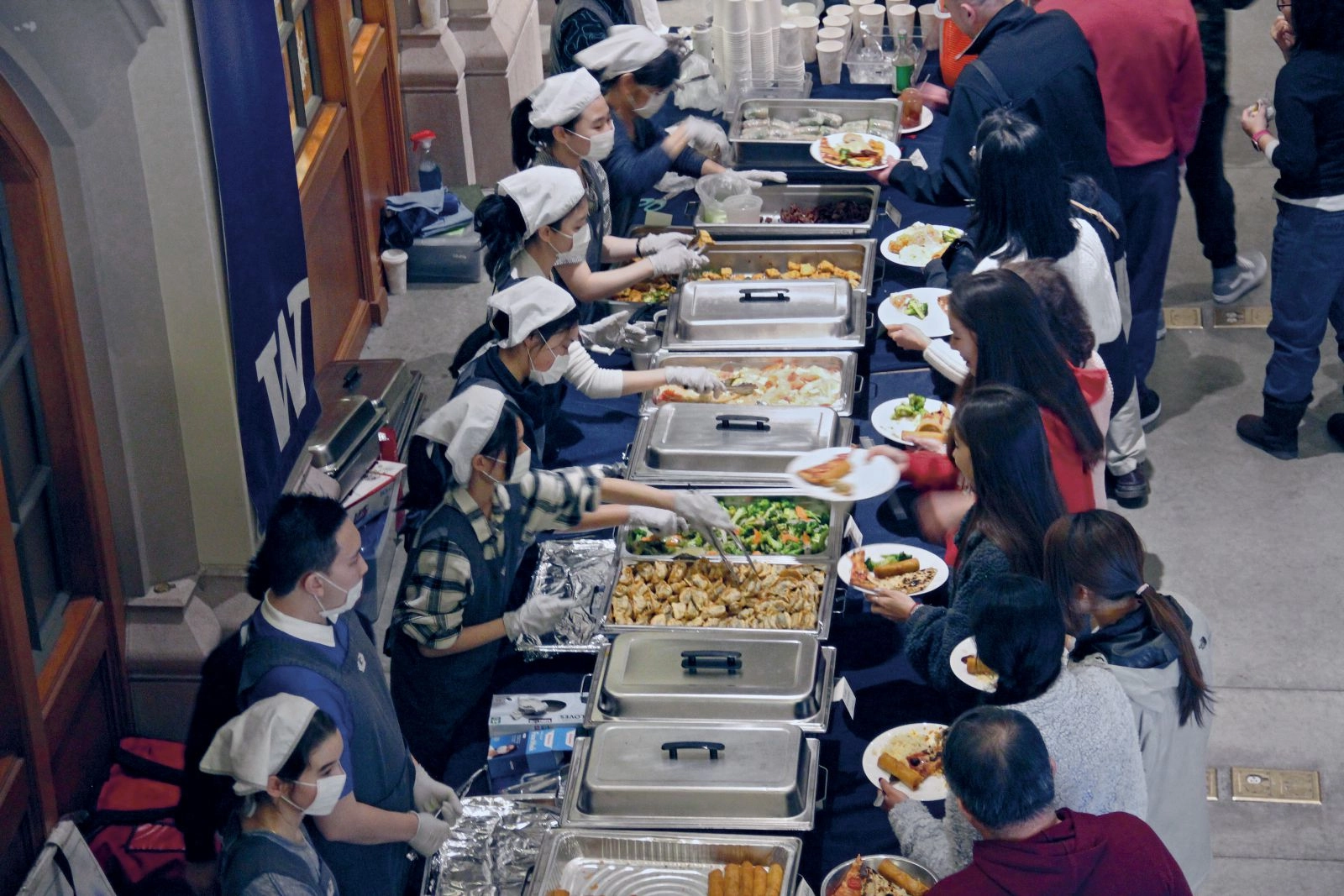 西雅圖十家餐廳響應善舉參加餐會，民眾紛紛品味富有異國風味的蔬食料理。