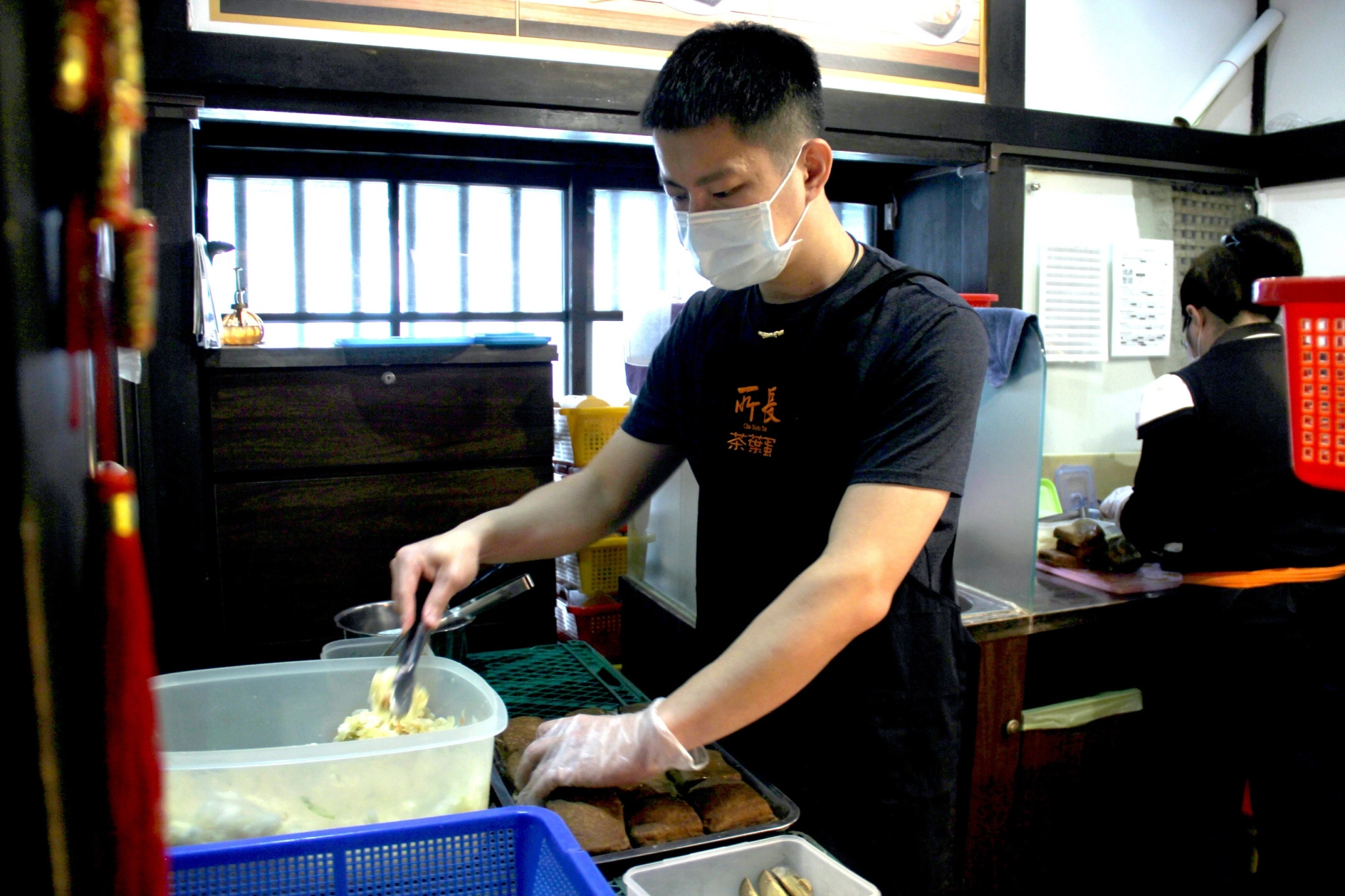 嘉義分店蔡嘉偉店長輪休，得知訊息趕來協助製作。（林碧枝攝）