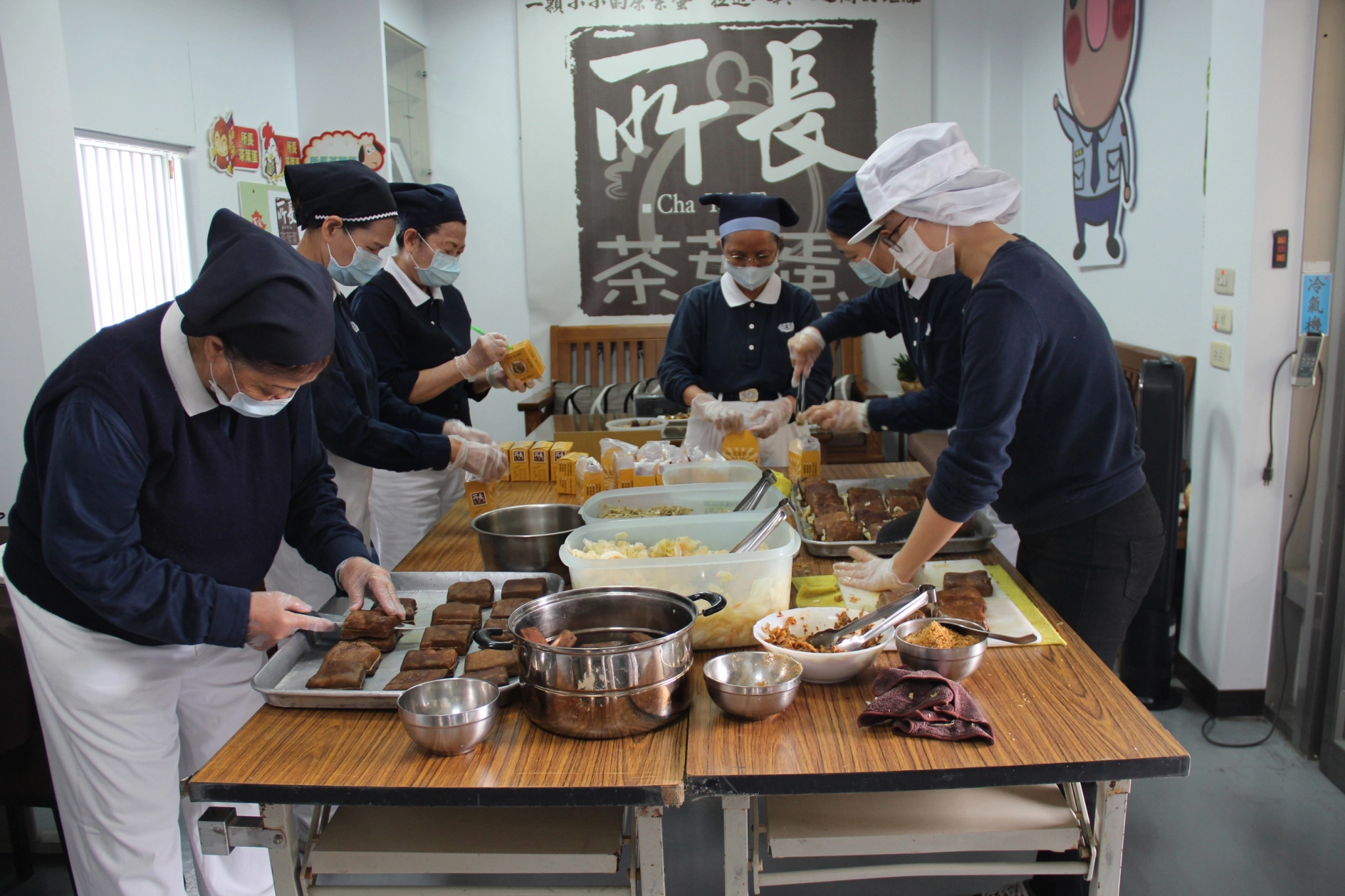 所長夫人施麗華取得家族人員的同意，製作「素食豆乾堡」為防疫人員加油打氣。（林碧枝攝）
