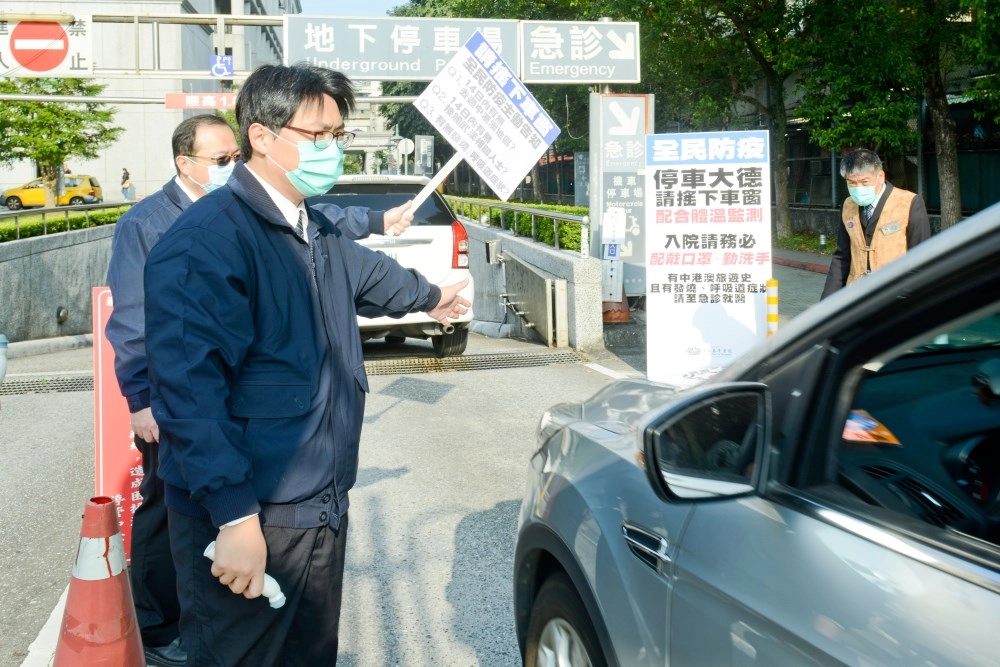 停車場入口處也設置體溫監測站。