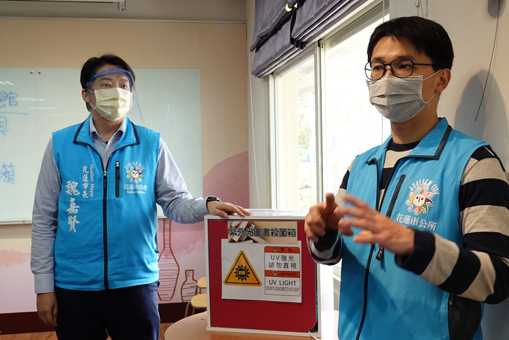 花蓮市立圖書館不僅自製防護罩，也研究自製可消毒書籍的紫外光殺菌箱。