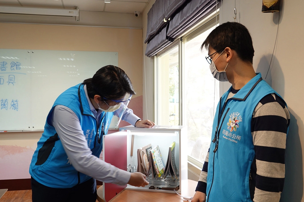花蓮市立圖書館不僅自製防護罩，也研究自製可消毒書籍的紫外光殺菌箱。