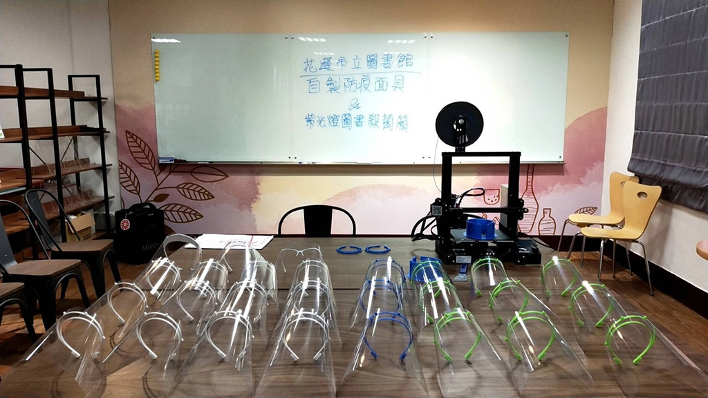 花蓮市長魏嘉賢14日前往圖書館親自帶上同仁製作的防護罩及體驗殺菌箱的使用方式。