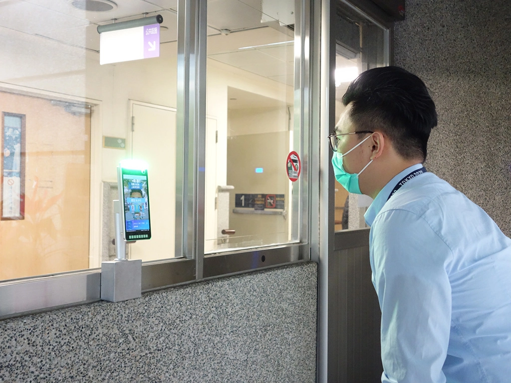 林庭光醫務秘書試用人臉辨識系統。