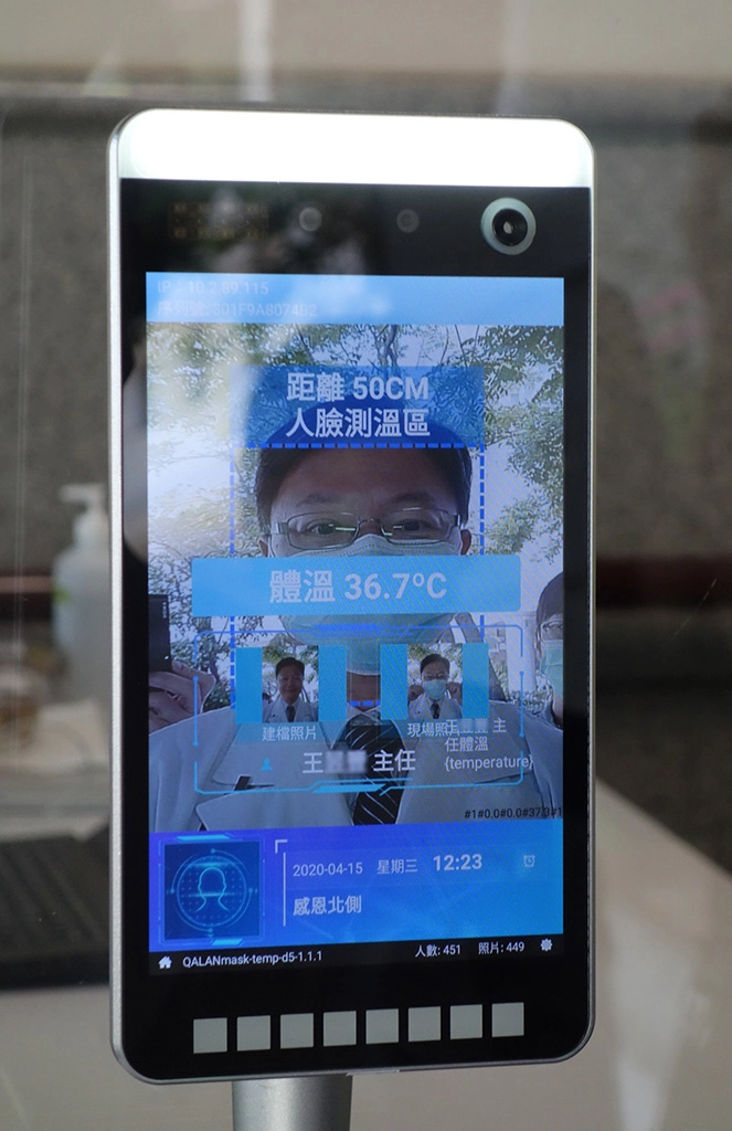 核子醫學科王昱豐主任使用人臉辨識系統一次完成身分辨識、測量體溫、開啟門禁。