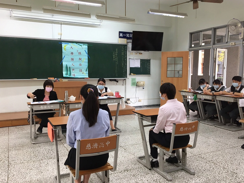 教授用心的回饋，而學生仔細聆聽師長的建議，期盼讓自己的表現更臻完善。