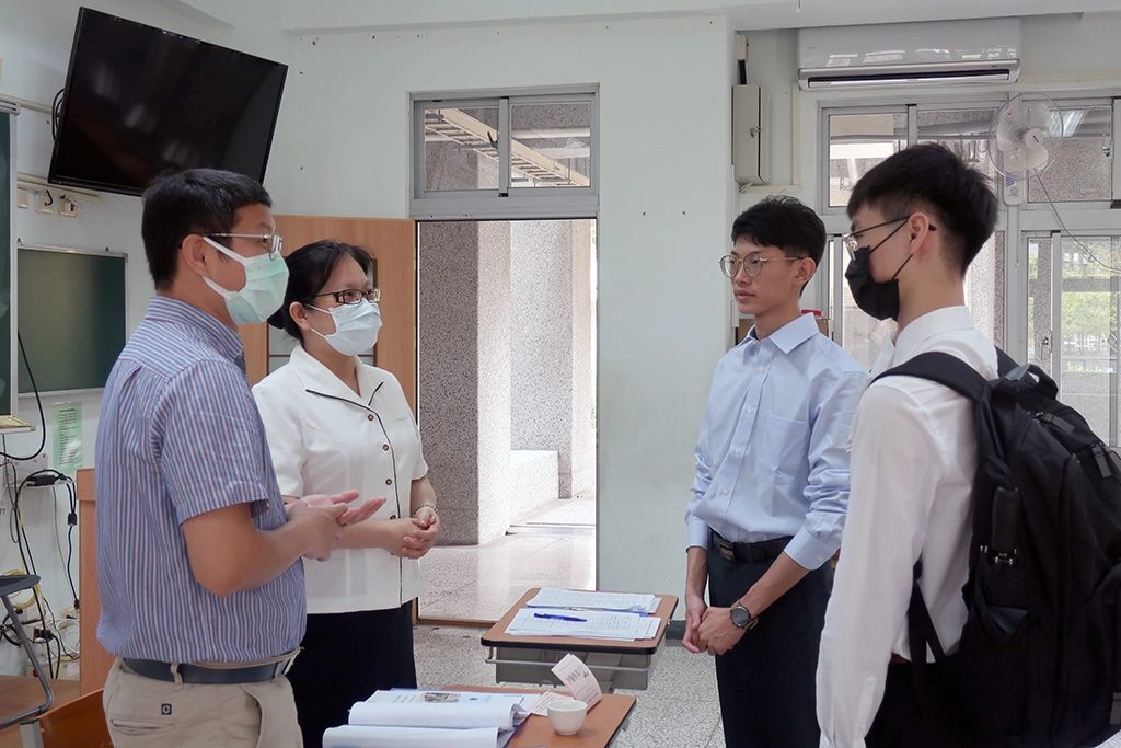 師長提醒學生如何在強化自己的專業能力，期許學生能順利進入理想的校系。
