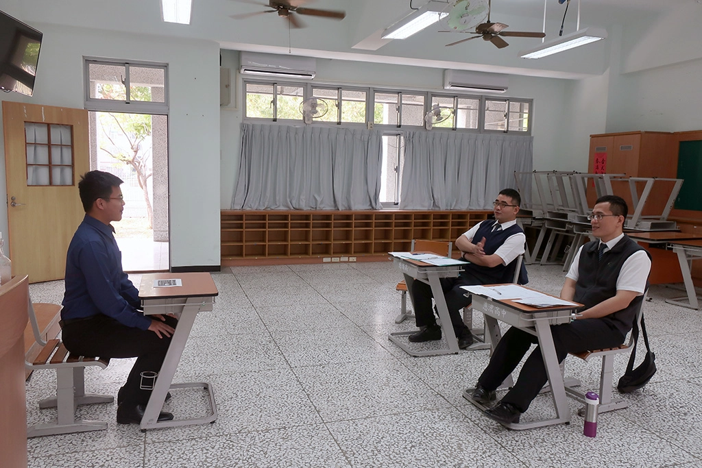 師長針對學生的回答給予建議，期盼學生能有更好表現。