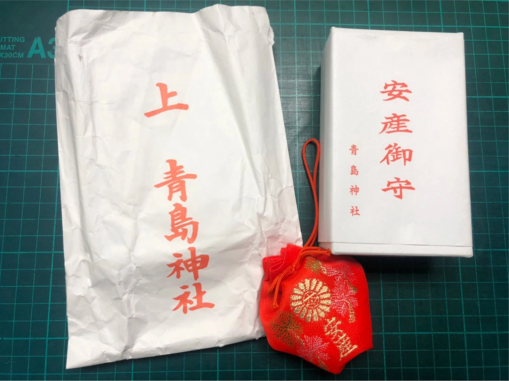 玉蘭奶奶的家屬還特地用她在照顧奶奶的照片，做成一張祝福卡片，配上到日本求的安產御守來祝福她。