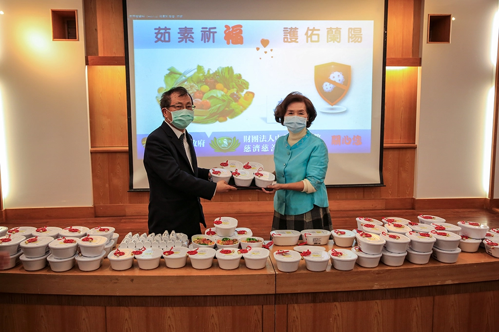 由花蓮慈濟醫院副院長吳彬安代表贈送蔬食便當給宜蘭縣長林姿妙。