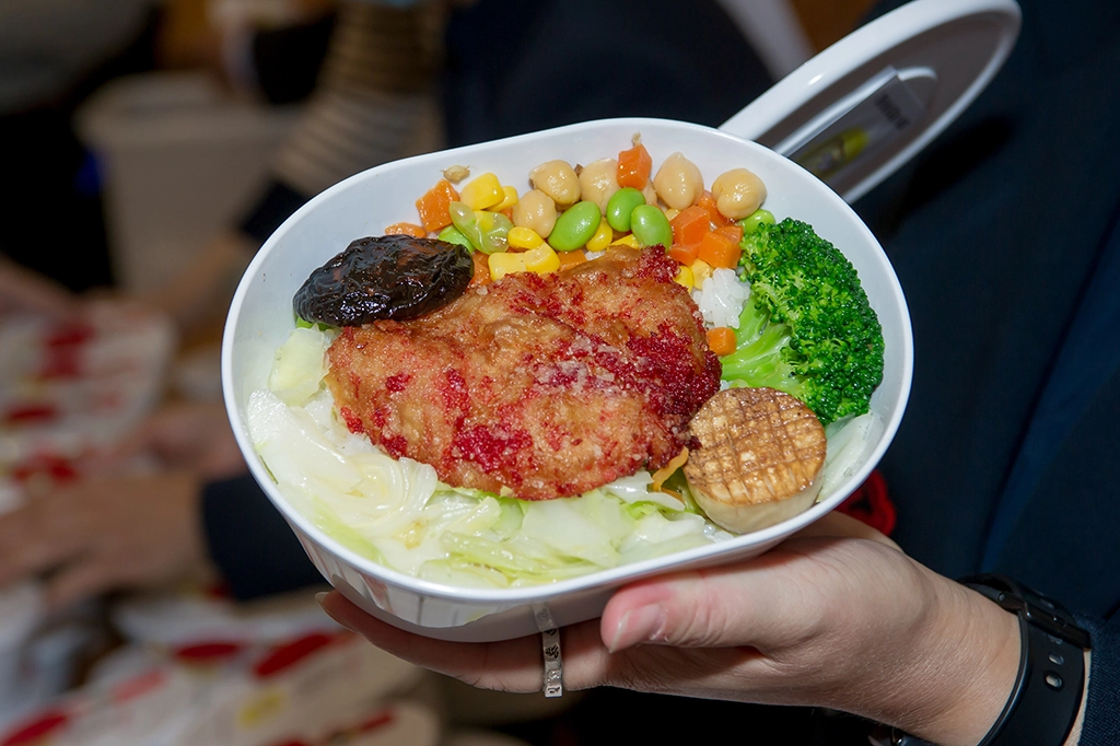 慈濟基金會於疫情期間致力推廣健康蔬食，於4月16日中午準備70份營養蔬食便當給宜蘭縣政府，推廣茹素防疫新觀念，每份餐盒都盛有滿滿的祝福。