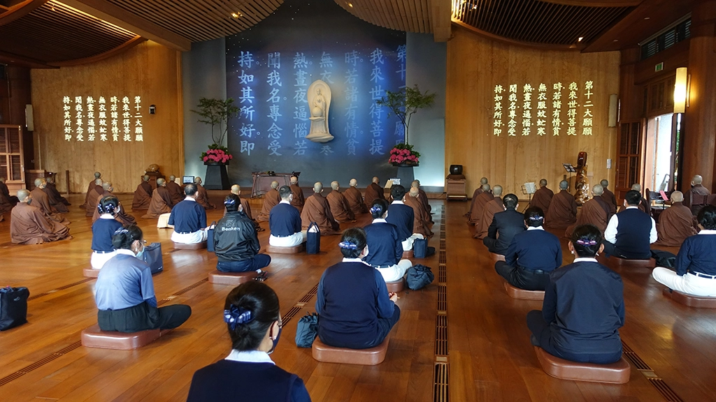 靜思精舍直播藥師法會，室內維持社交距離共修。
