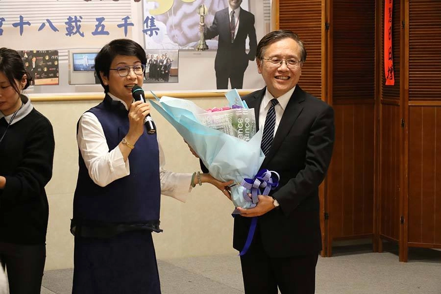 門診、管理院務乃至海外義診，簡守信找出空檔廣泛讀書，為冷硬的醫學知識帶入豐富多彩的故事。