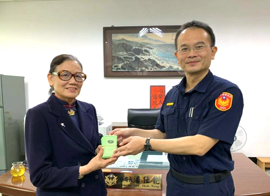 新冠肺炎疫情在政府各機關通力合力下，目前已緩步降溫，慈濟志工感念第一線執勤員警，於16日上午前往關山警分局贈送祝福禮，願大家工作平安順利。