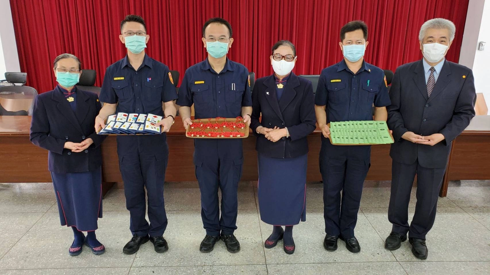 新冠肺炎疫情在政府各機關通力合力下，目前已緩步降溫，慈濟志工感念第一線執勤員警，於16日上午前往關山警分局贈送祝福禮，願大家工作平安順利。