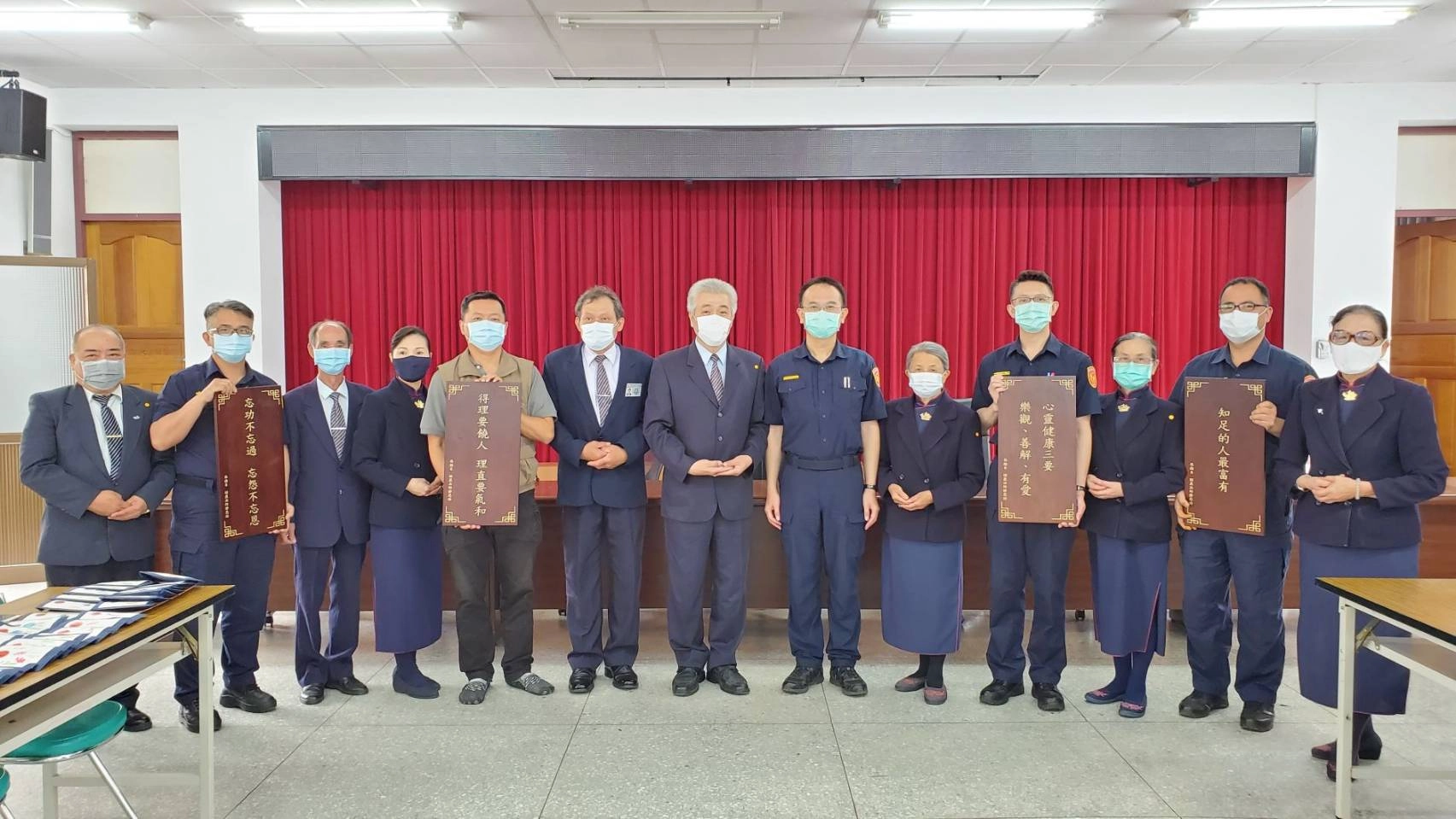 新冠肺炎疫情在政府各機關通力合力下，目前已緩步降溫，慈濟志工感念第一線執勤員警，於16日上午前往關山警分局贈送祝福禮，願大家工作平安順利。