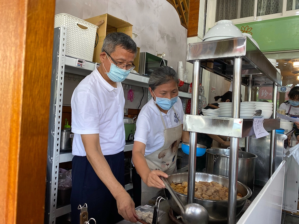 昔日的帥氣警官退休後放下身段，為推廣素食洗手做羹湯。