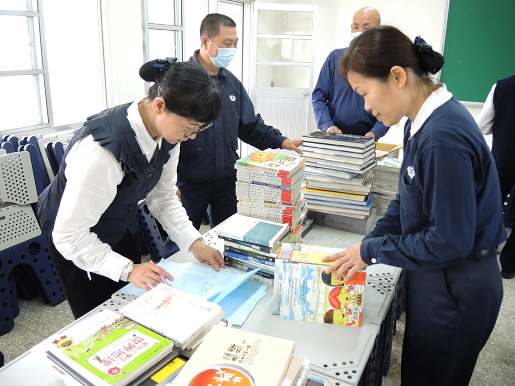 慈濟志工點滴募集成就永安國小的靜思閱讀書軒，超過五百本的童書、品格教育養成、科普醫藥等類的書籍。