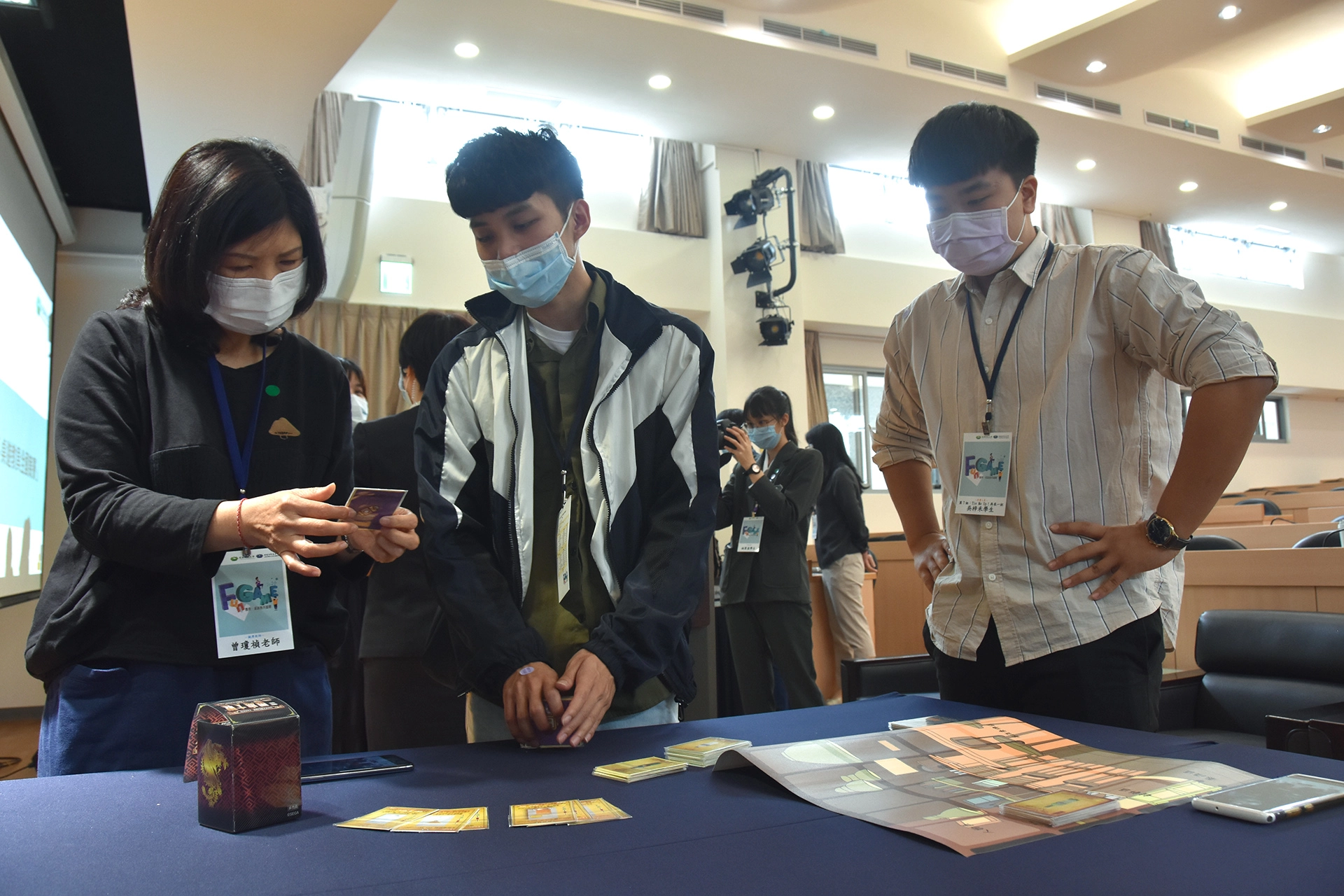 參賽師生互相交流、試玩桌遊。