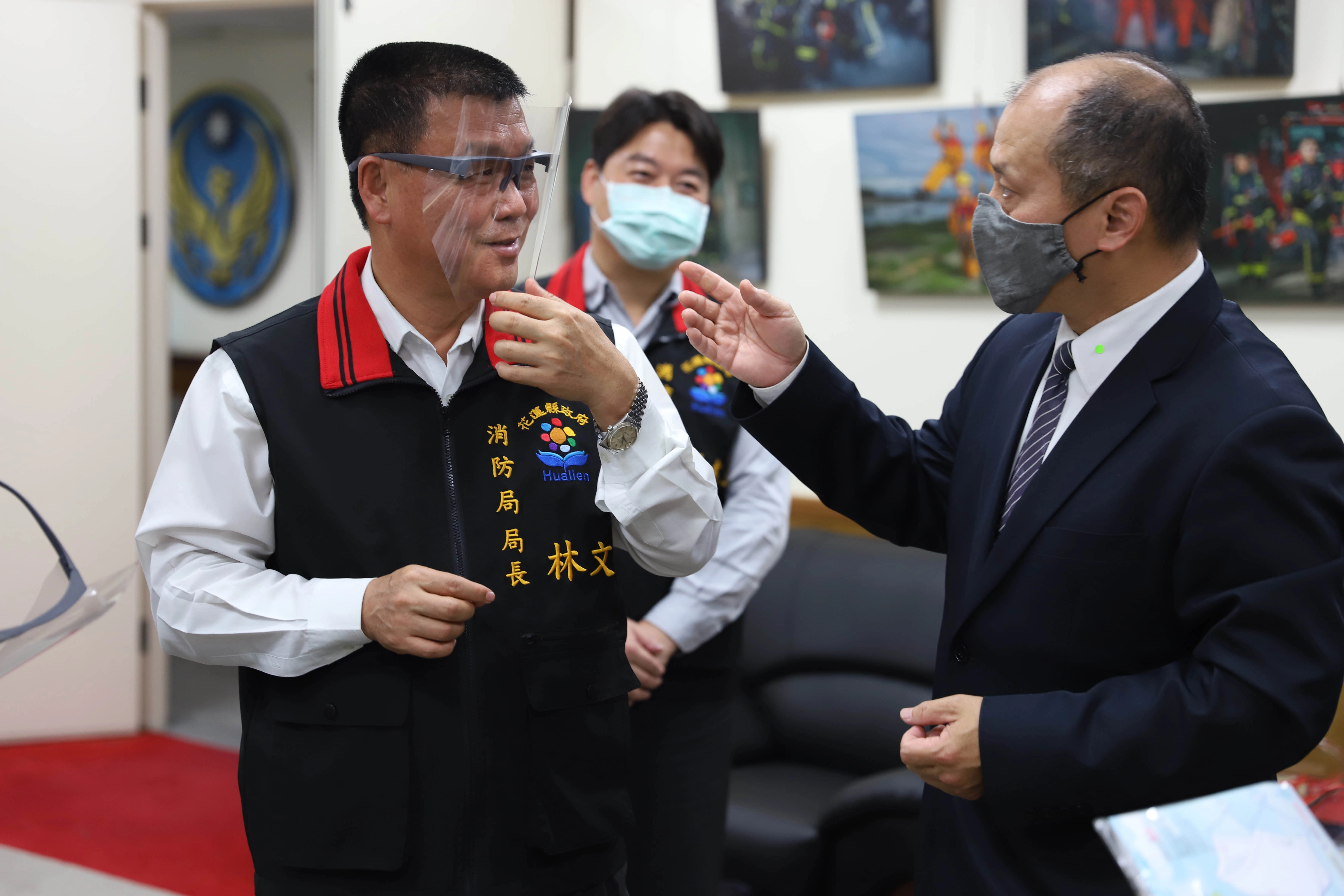 消防局長林文瑞也親自試戴防護面罩後，對該防護面罩的適用性與人性化設計讚不絕口。