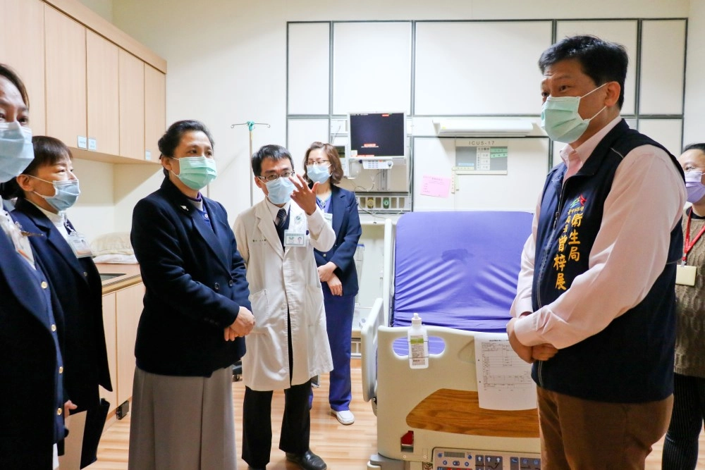 一月三十日臺中市政府衛生局長曾梓展（右）前來醫院訪視隔離病房，臺中慈院副院長莊淑婷（左三）帶領護理部張梅芳主任（左二）、感染管制中心何承懋主任（中）等人說明防疫處置。