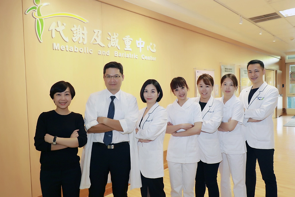 臺中慈濟醫院代謝及減重中心陣容堅強，李旻憲主任（左二 ）率個管師營養師等同仁服務「超重量級病人」。