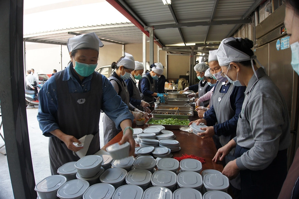 4月22日彰化慈濟志工準備360份美味營養的蔬食餐盒，以感恩的心祝福所有的警察防疫人員人平安。
