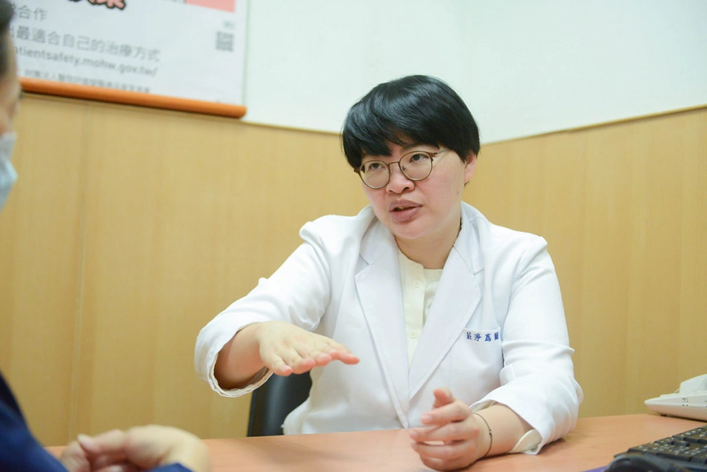 莊淨為醫師說明癌症疼痛指數及治療的基本原則。
