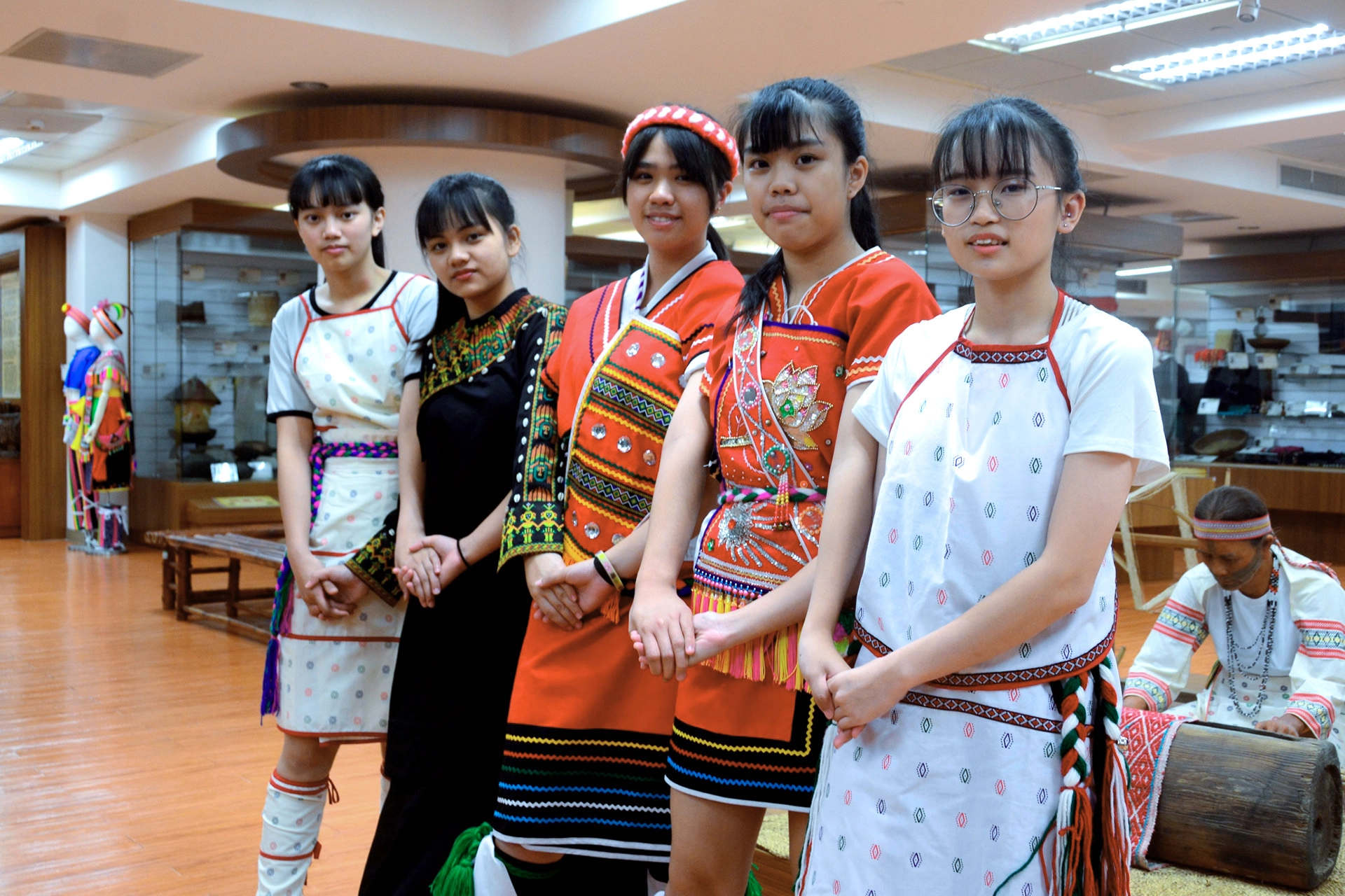 慈濟科技大學始終堅持照顧原住民公費生，也招收新住民子女護理公費生。