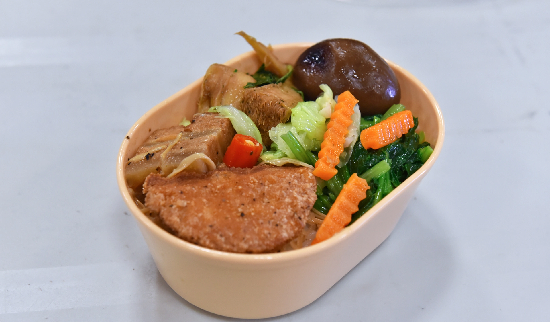 素食便當，色香味俱全。