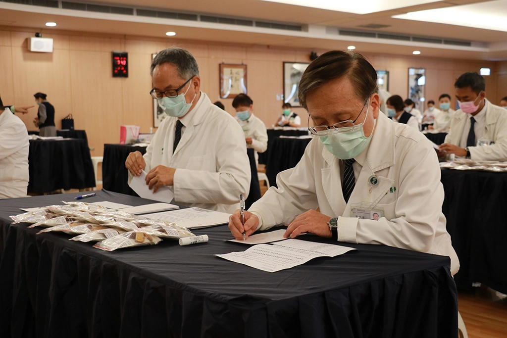 門診、管理院務乃至海外義診，簡守信找出空檔廣泛讀書，為冷硬的醫學知識帶入豐富多彩的故事。