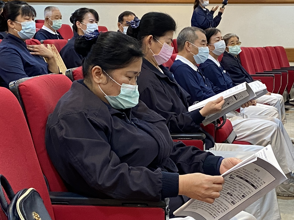 黃新作老師贈送每位指導員一本書「強化肌力遠離疾病」，希望對他們未來深入社區有所幫助。