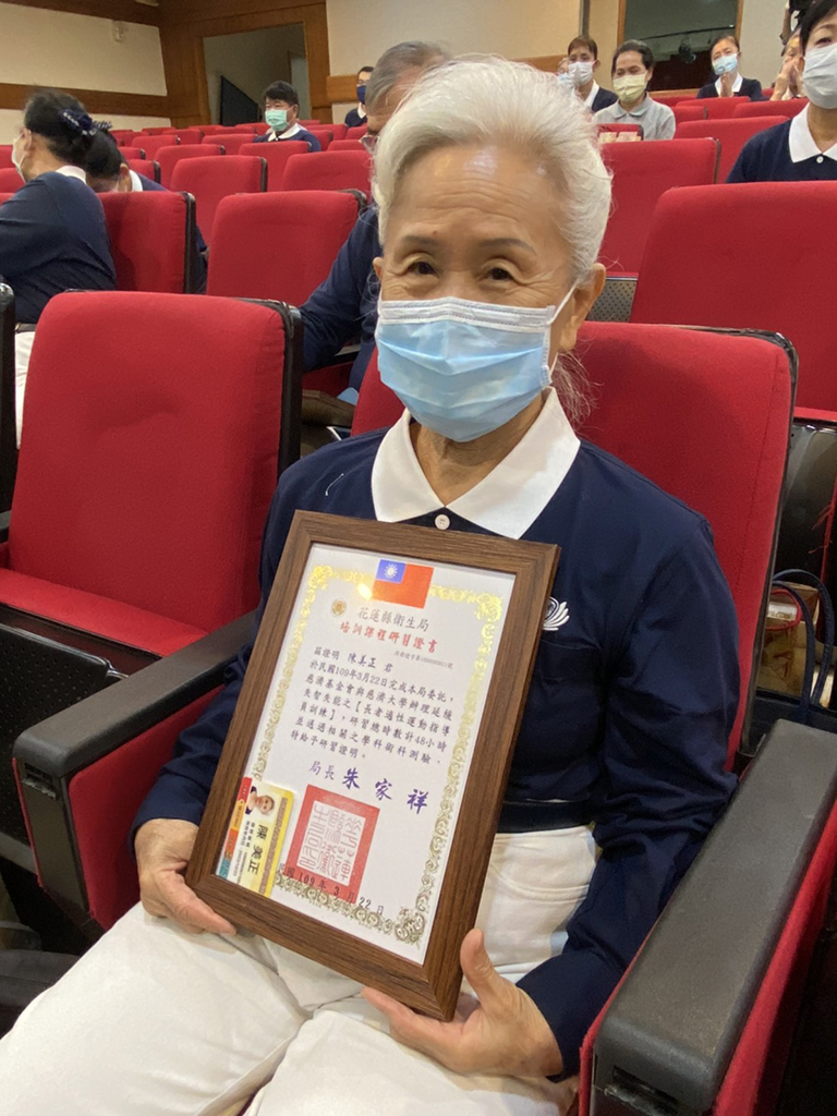 指導員中年紀最長，現年77歲的陳美正說：「我最大的收獲就是腰酸背痛好很多。」開心拿到結業證書，談起這段時間的學習，陳美正迫不及待要在日後前往日照中心與關懷據點給予服務對象提供幫助。
