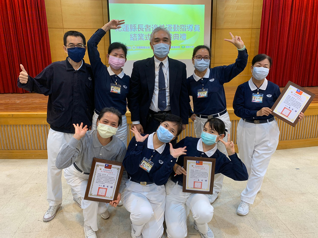 結訓指導員們開心與老師黃新作合影。