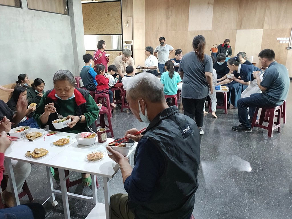 彰化慈濟志工帶來福慧珍粥、養樂多、美味蔬食餐盒等，到瑪撒露教會推廣茹素防疫的新觀念。