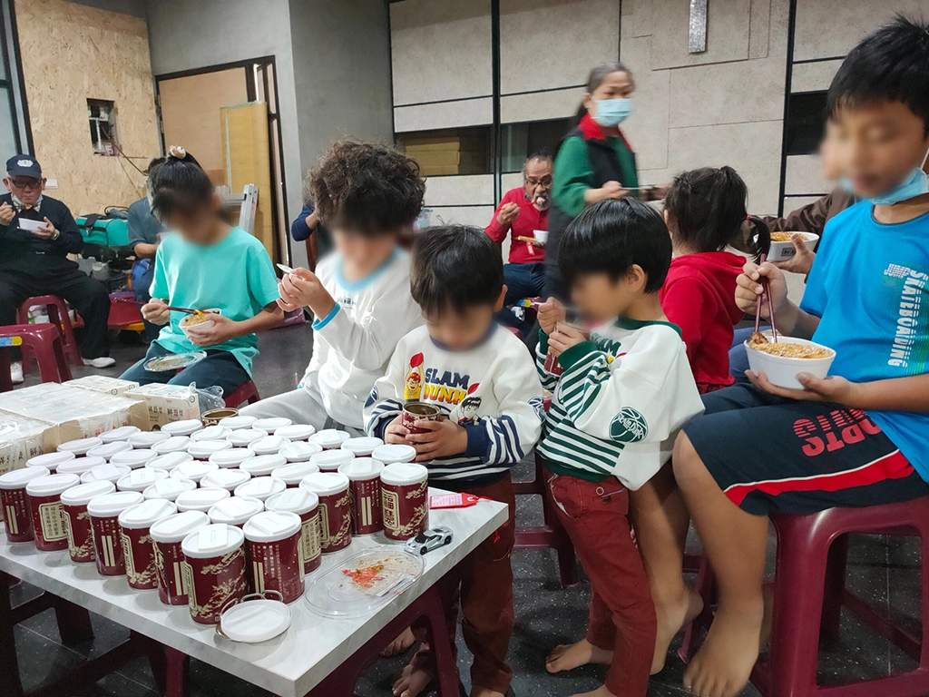 彰化慈濟志工帶來福慧珍粥、養樂多、美味蔬食餐盒等，教會小孩吃的歡喜。