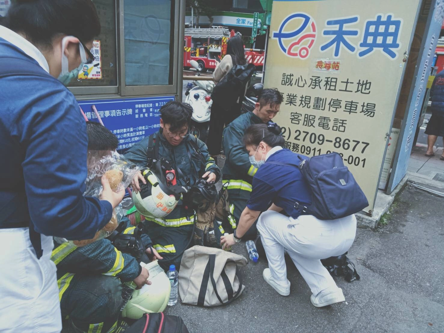 慈濟志工立即提供麵包與飲用水供救災人員補充體力。