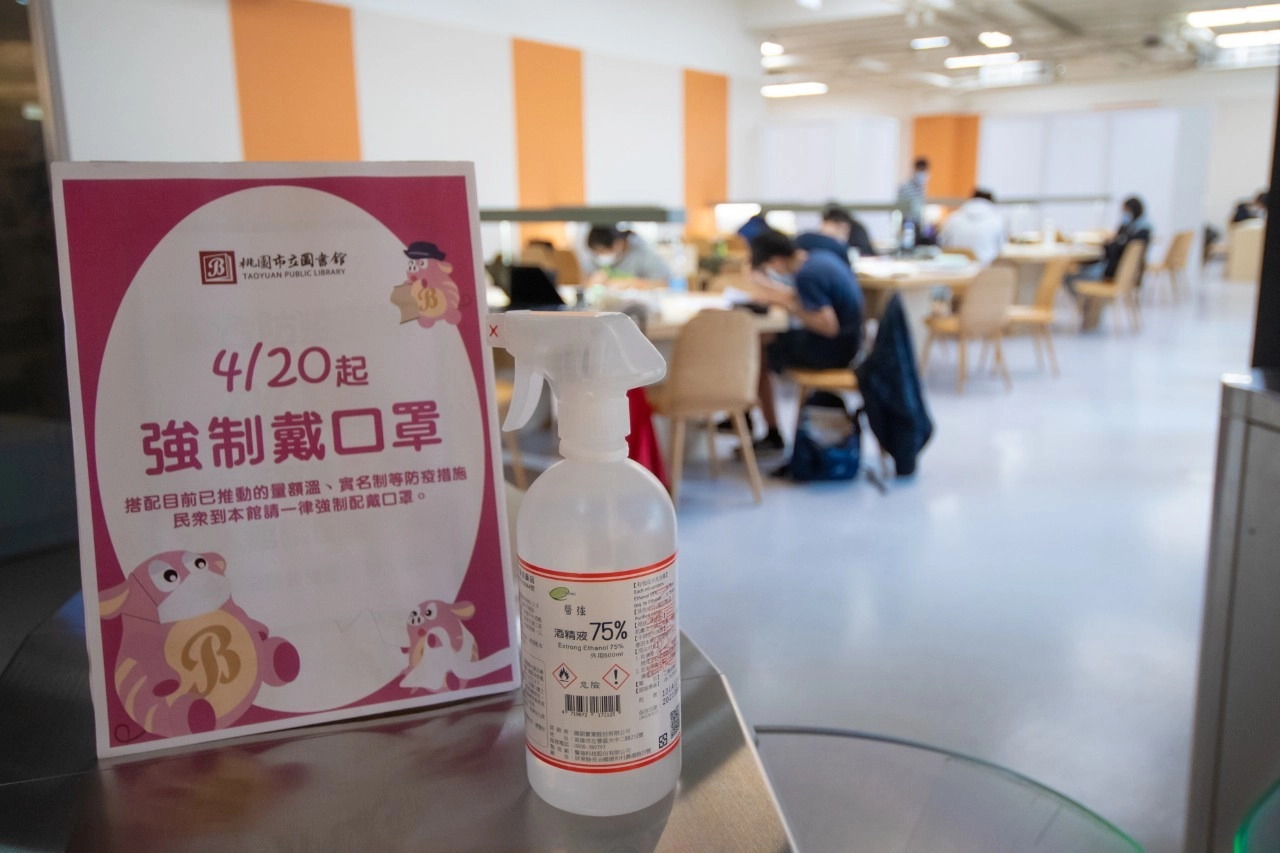 圖書分館實施入館戴口罩措施，並提供酒精消毒液。