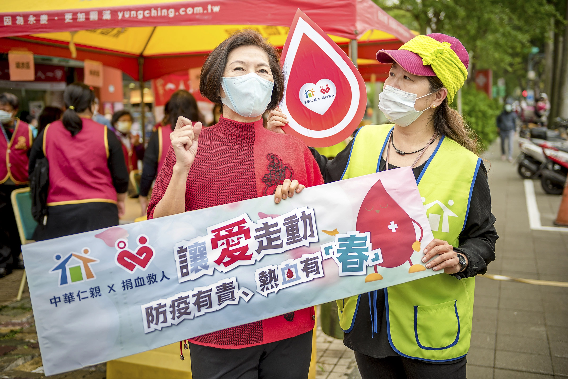 汪志冰蒞臨捐血活動現場與仁親協會執行長張安慈合影。