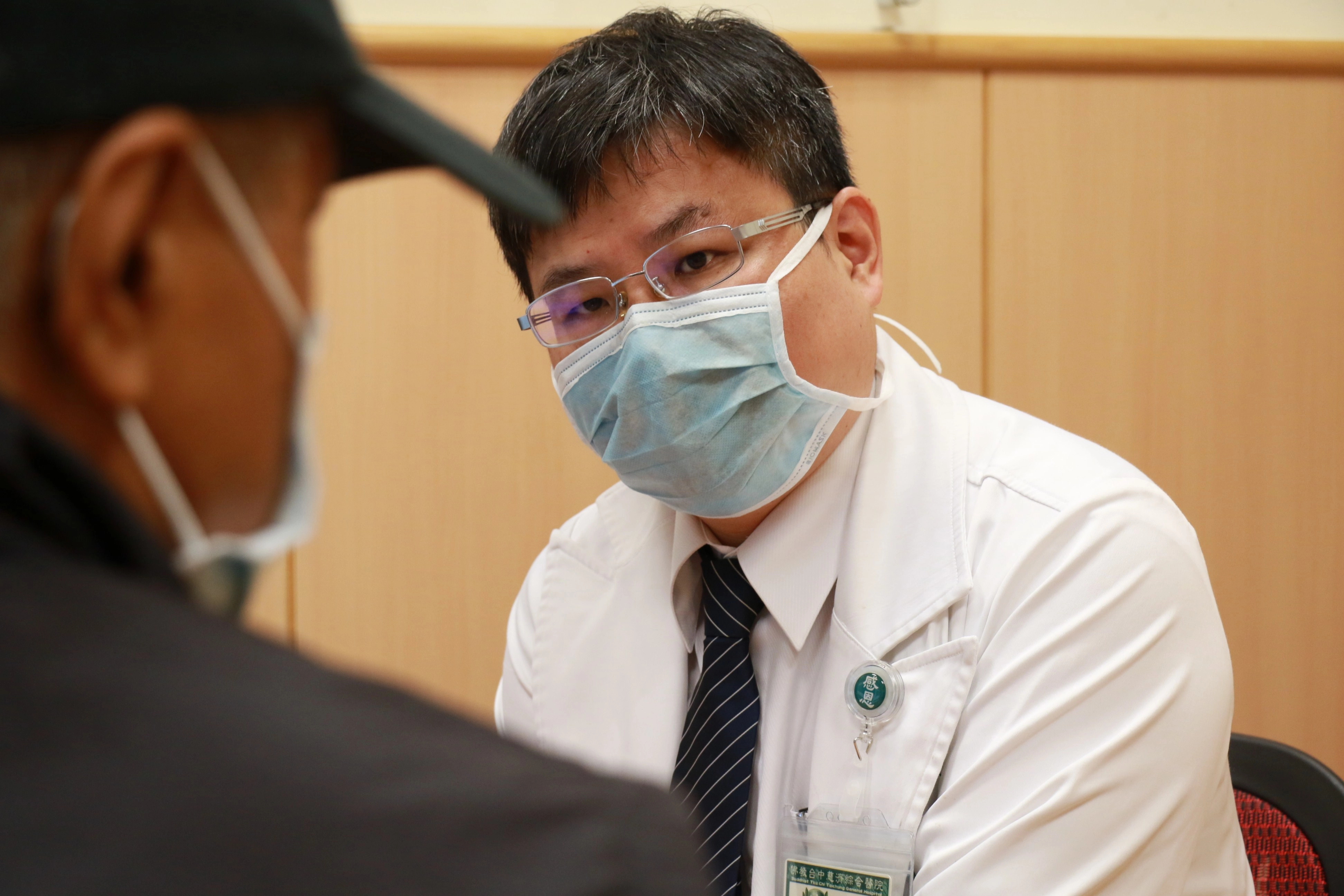 田先生術後回診，余政展主任說明注意事項。