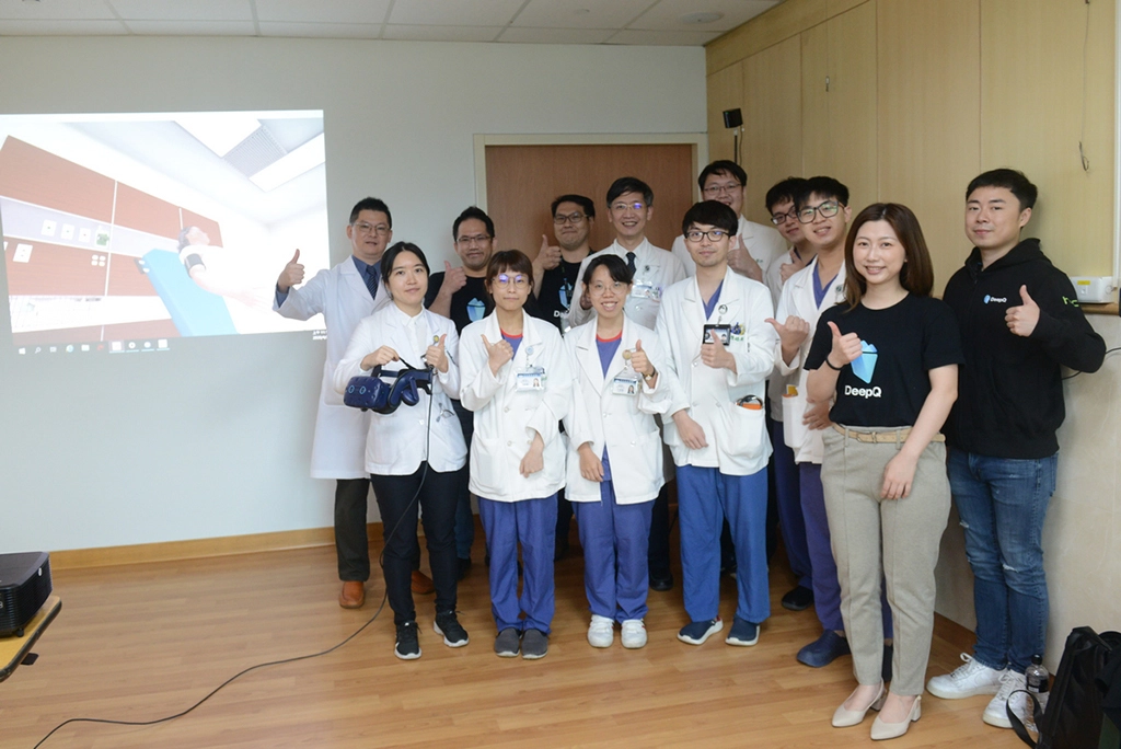 台北慈濟醫院急診團隊與HTC DeepQ合作，將VR技術應用在COVID-19照護訓練上。